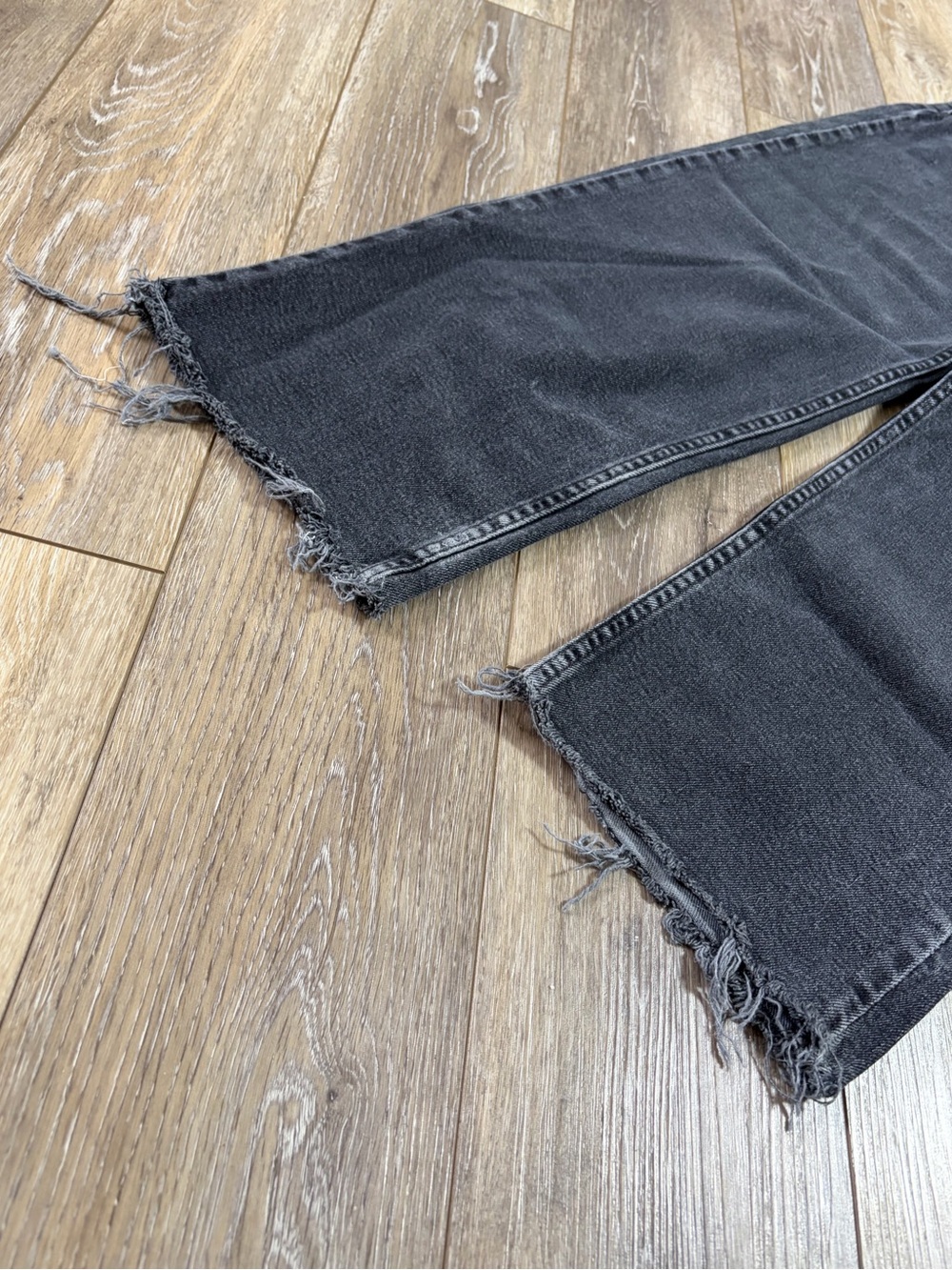 Hollister Black Straight-Leg Raw Hem Jeans - Picture 3 of 10